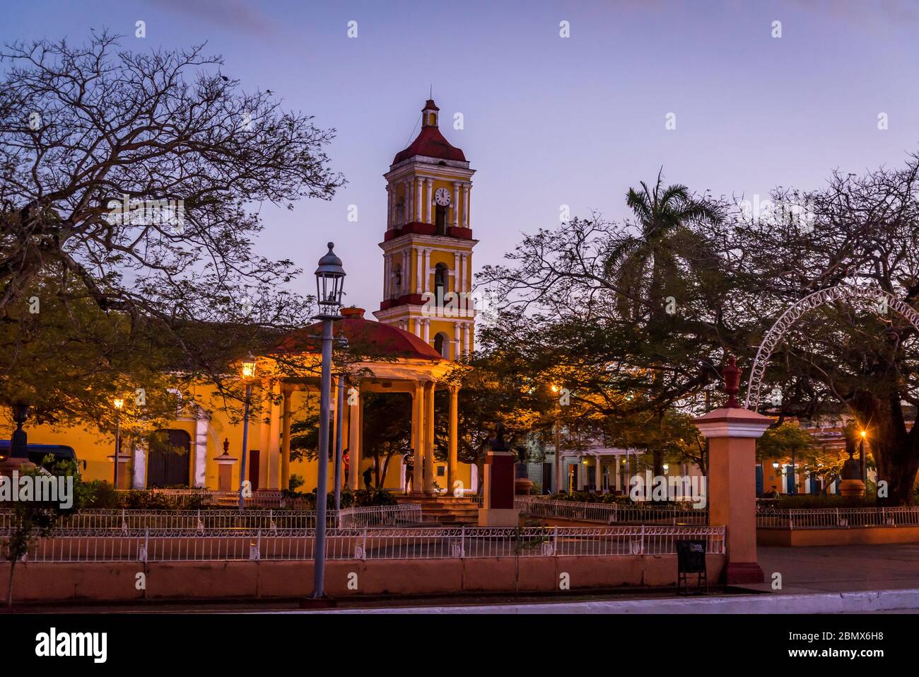 Piazza centrale con palco e Campanile della chiesa di San Giovanni Battista al tramonto in una città di epoca coloniale ben conservata di Remedios, Cuba Foto Stock