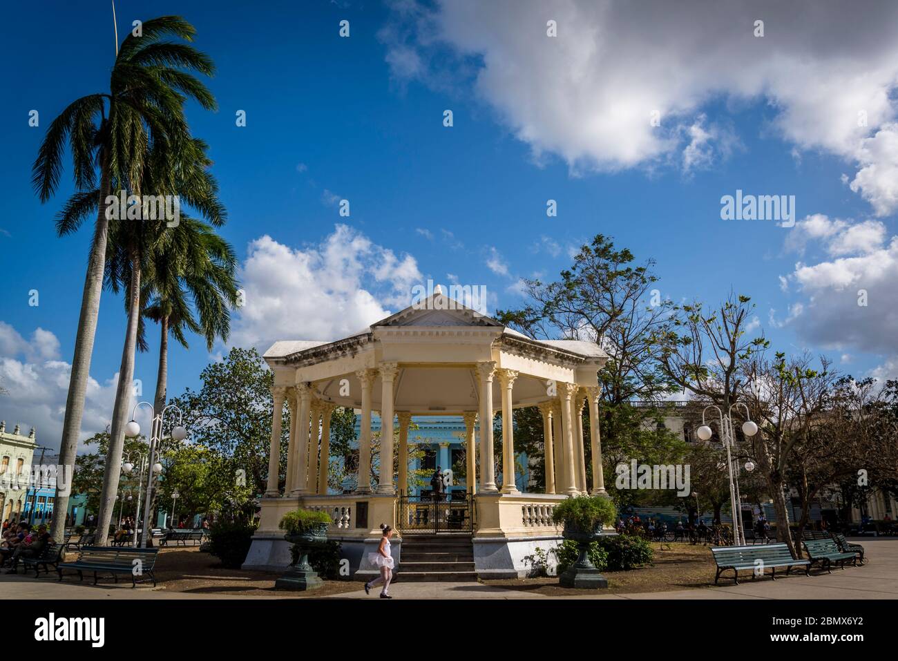 Il banco di musica nel centro del parco, eretto nel 1911, serve ancora concerti pubblici settimanali della Philharmonic Band, Parque Vidal, il principale Foto Stock