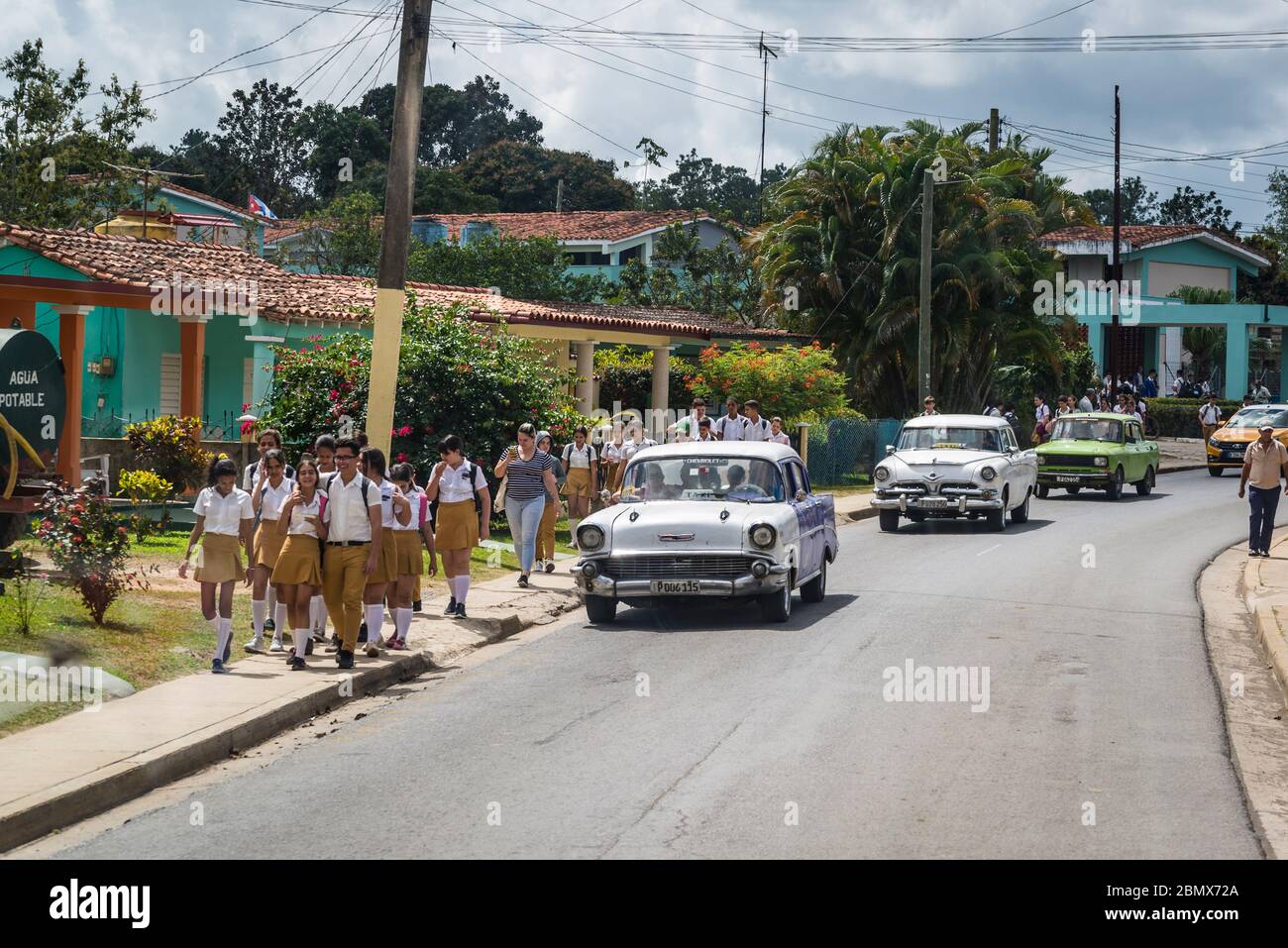 Scolari a piedi a casa dopo scuola, Vinales, Cuba Foto Stock