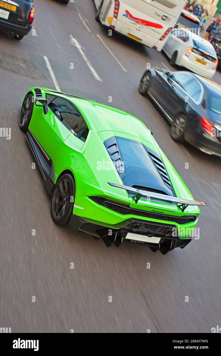 Lamborghini verde lime Huracán guidando le strade di Londra Foto Stock