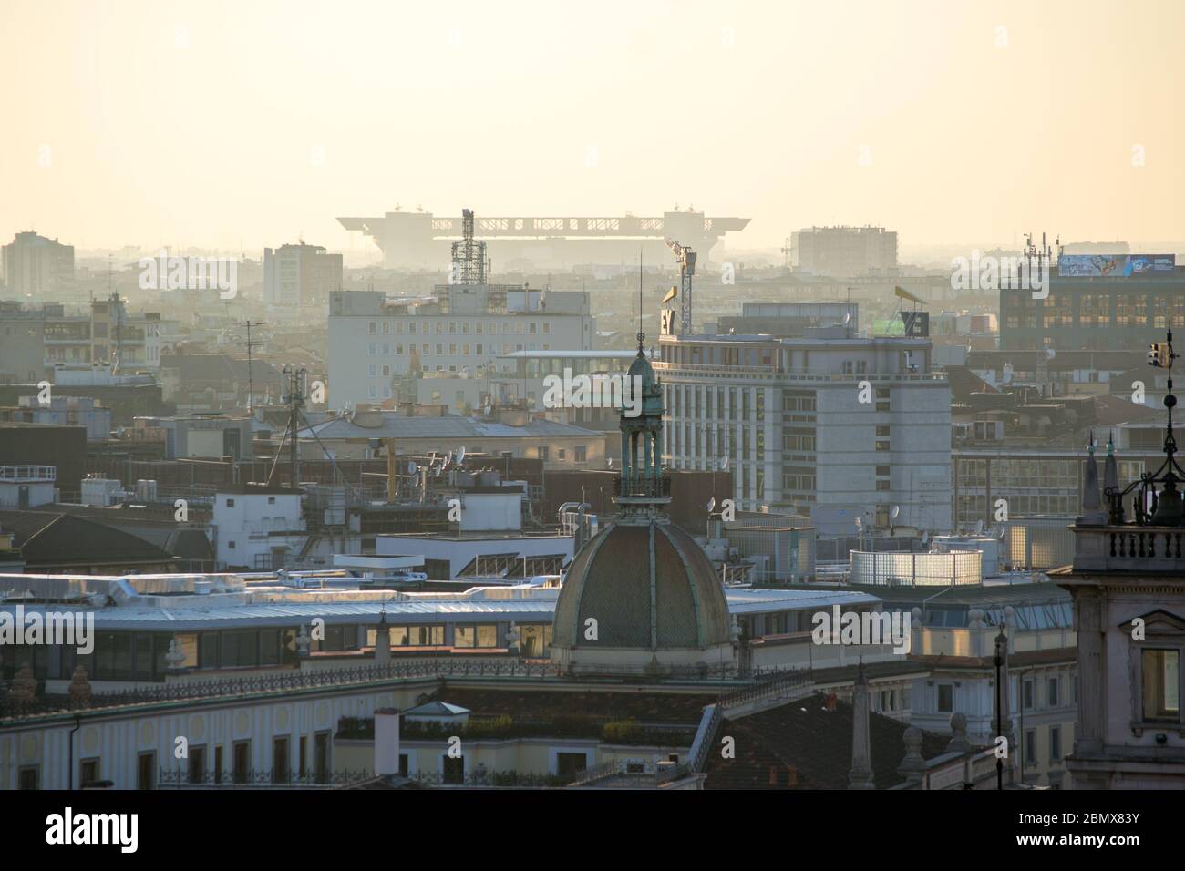 Milano, 22 marzo 2019: Dal tetto della chiesa del Duomo si può ammirare la vista della città al tramonto, sullo sfondo lo stadio di San Siro Foto Stock