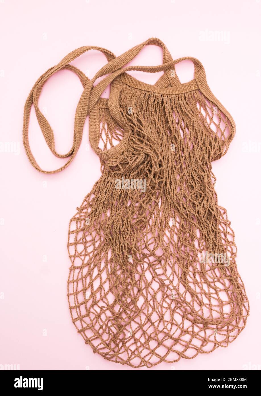 Borsa da shopping riutilizzabile marrone su sfondo rosa. Concetto di zero sprechi. Senza plastica. Foto Stock