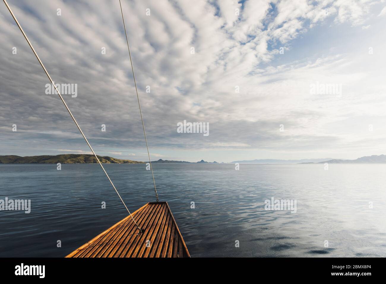 Tramonto idilliaca vista oceano da barca di legno. Sfondo del mare. Crociera o gita in yacht. Foto Stock