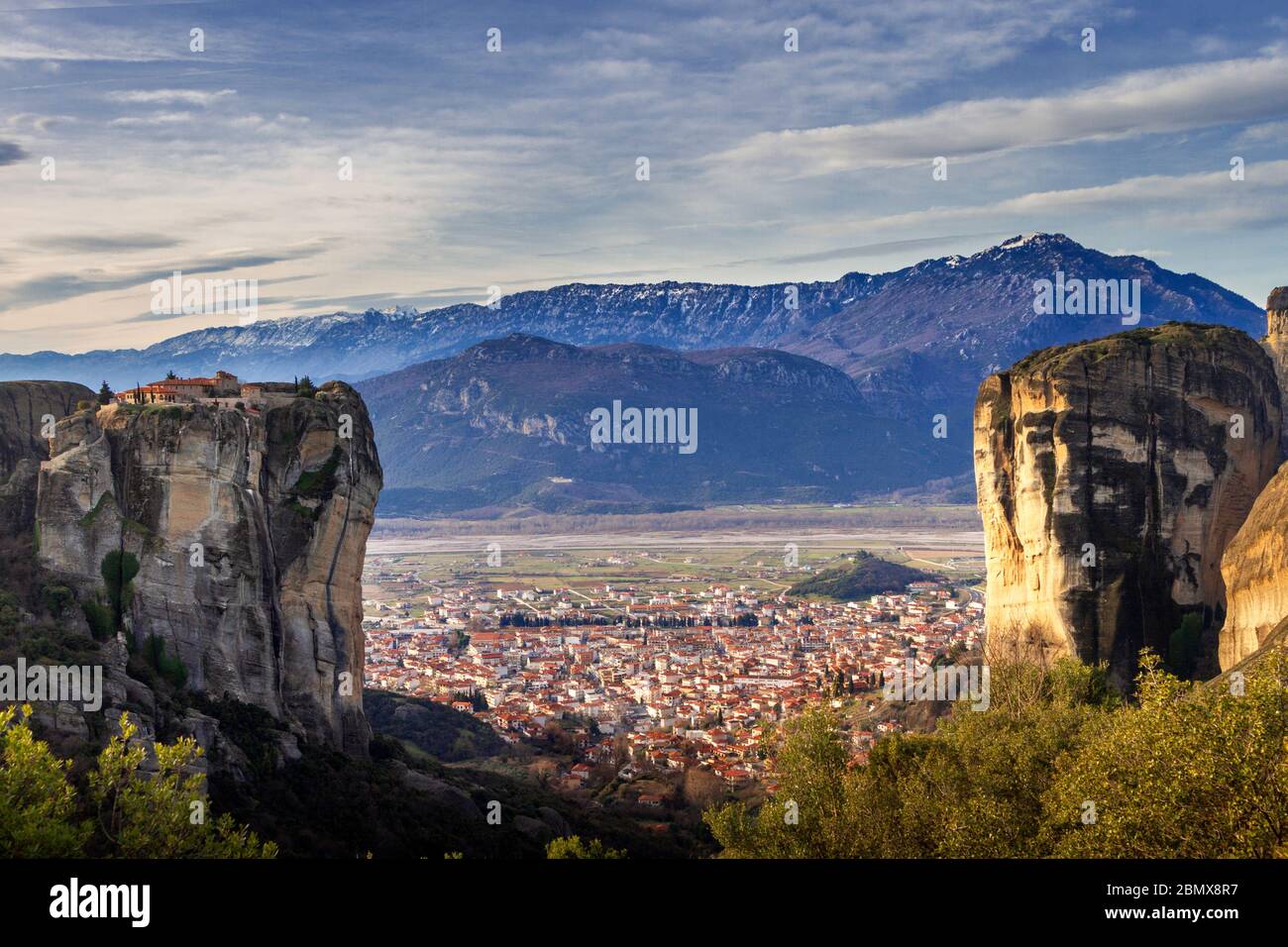 La città di Kalampaka, sotto le colline di roccia Santa di Meteora, nella regione di Trikala, Tessaglia, Grecia. Foto Stock
