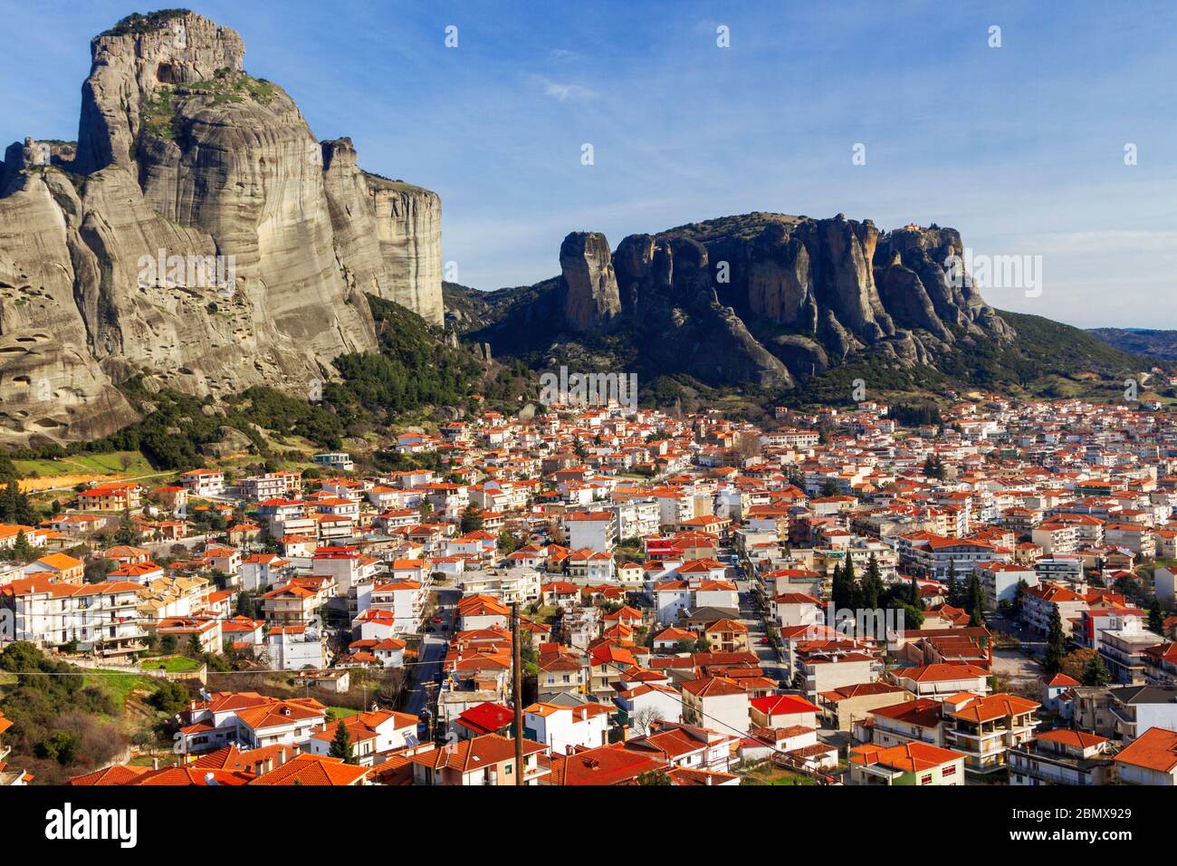 La città di Kalampaka, sotto le colline di roccia Santa di Meteora, nella regione di Trikala, Tessaglia, Grecia. Foto Stock