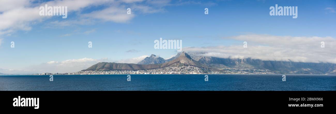 Vista panoramica di Città del Capo, provincia del Capo Occidentale, Sud Africa, una delle città più belle del mondo, da Table Bay, Oceano Atlantico. Foto Stock