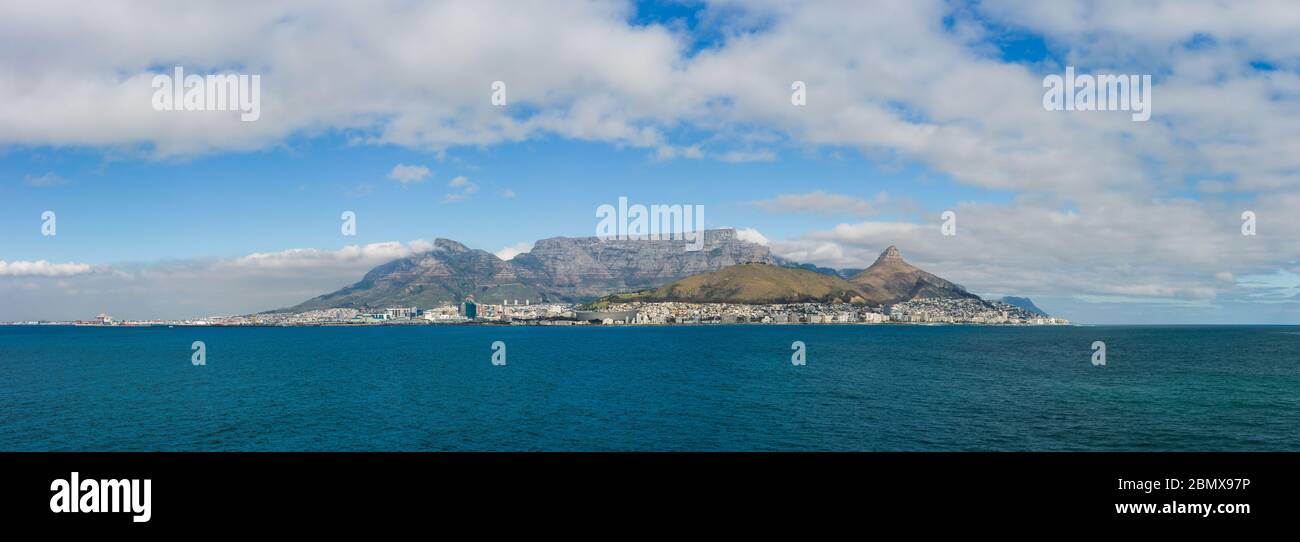 Vista panoramica di Città del Capo, provincia del Capo Occidentale, Sud Africa, una delle città più belle del mondo, da Table Bay, Oceano Atlantico. Foto Stock