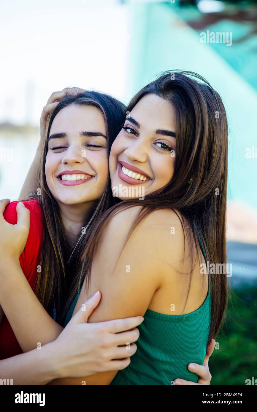 Due migliori amici femminili che si abbracciano insieme all'aperto Foto Stock