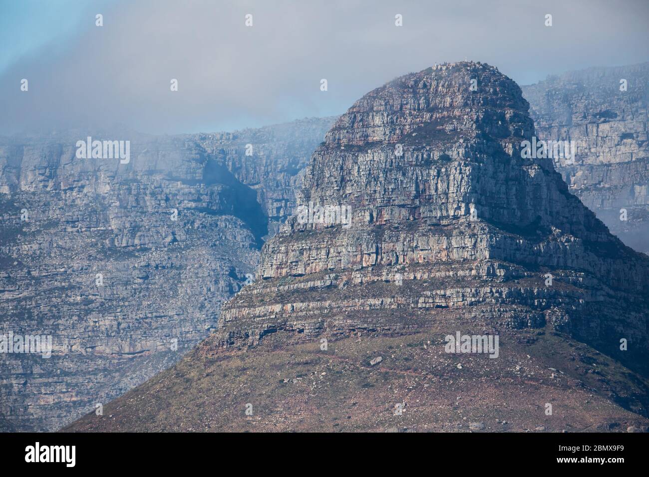 Lion's Head è una delle tre vette più rappresentative che circondano la città, Table Mountain National Park, vista da Table Bay, Città del Capo, Capo Occidentale, SA. Foto Stock