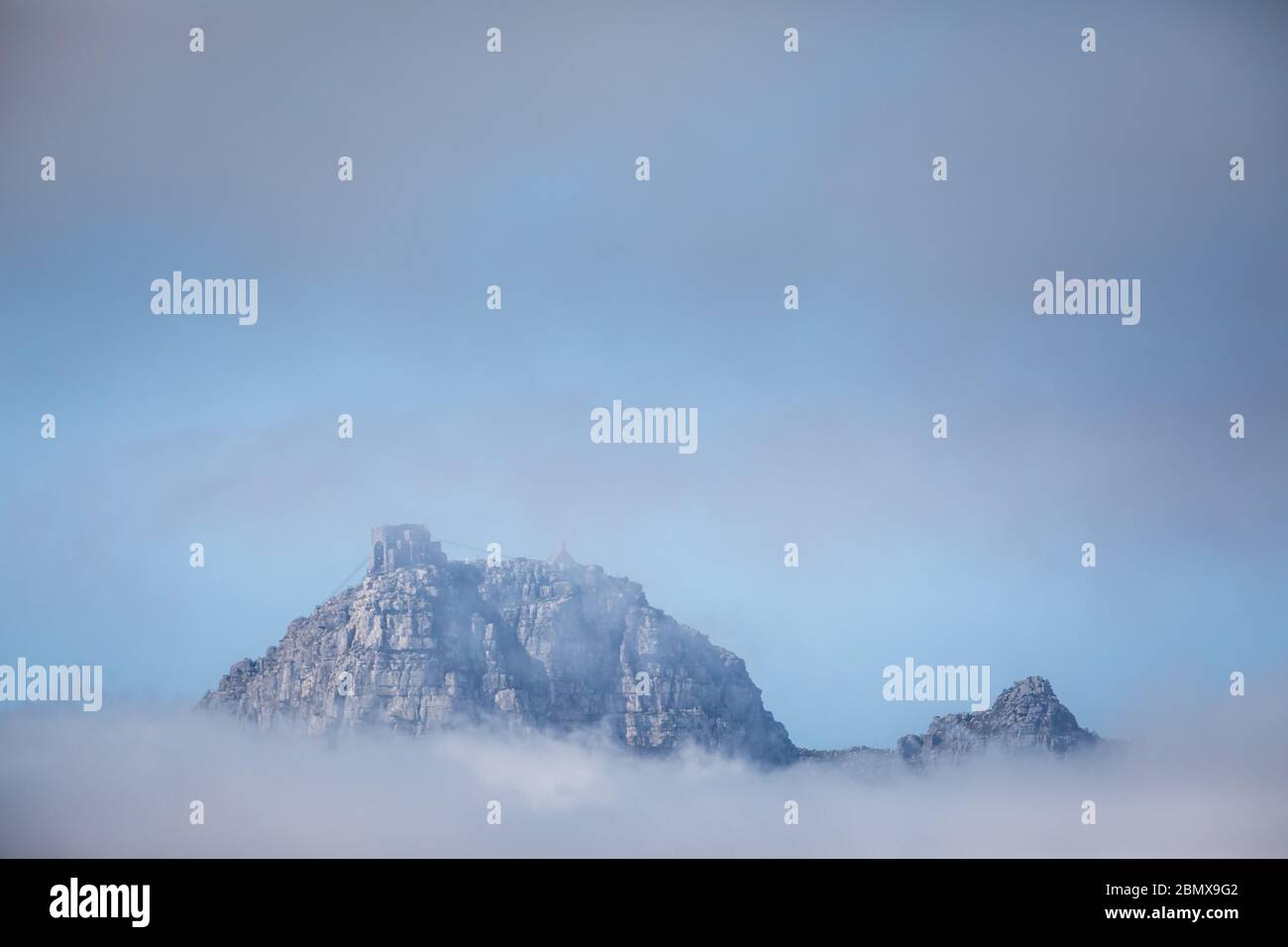 La stazione della funivia, Table Mountain, picchi dalle nuvole, Table Mountain National Park; visto da Table Bay, Città del Capo, Capo Occidentale, Sud Africa Foto Stock