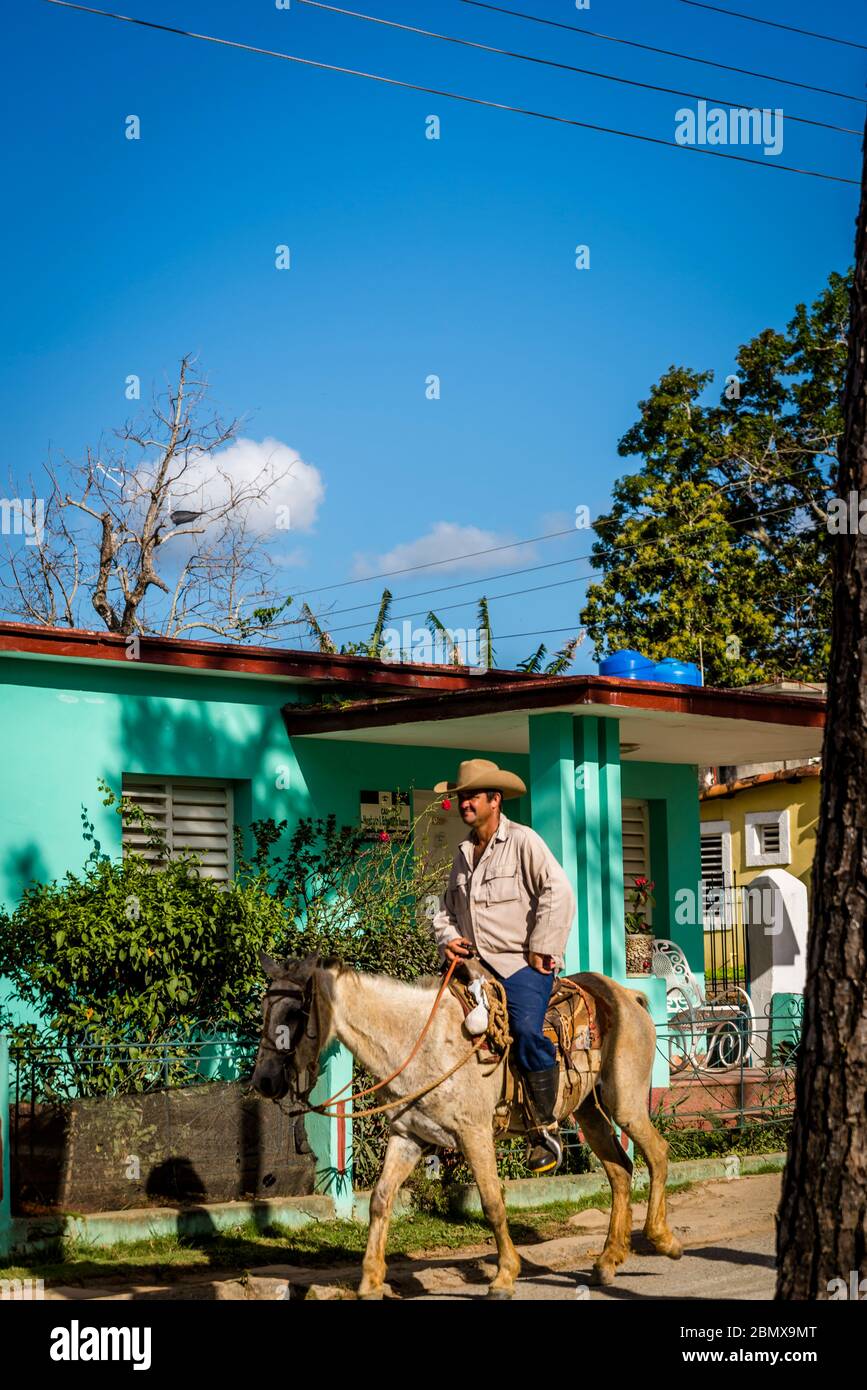 Uomo locale a cavallo sulla strada principale, Vinales, Cuba Foto Stock