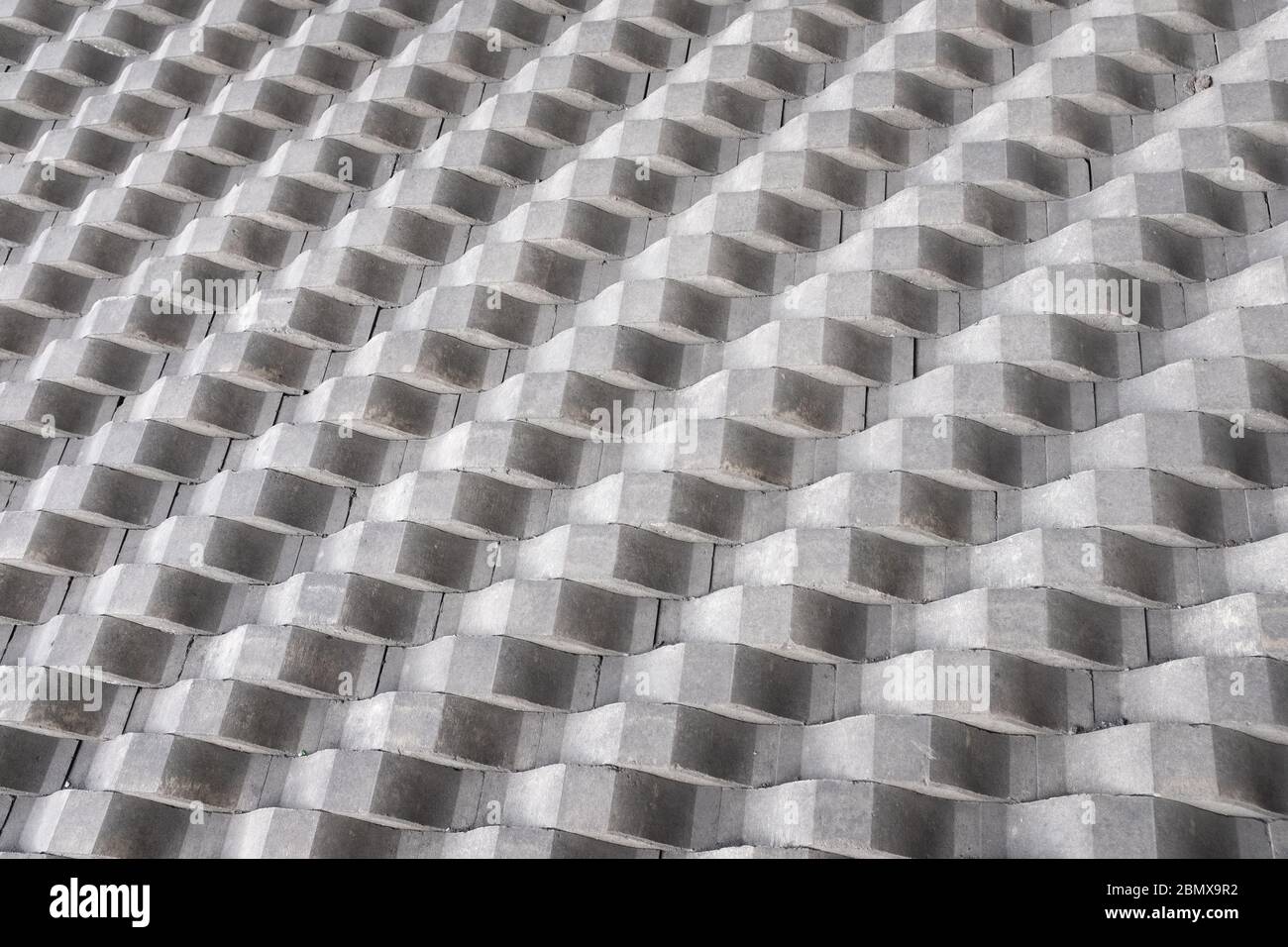 Architettura astratta sfondo di forme in cemento diagonale di Brutalista Foto Stock