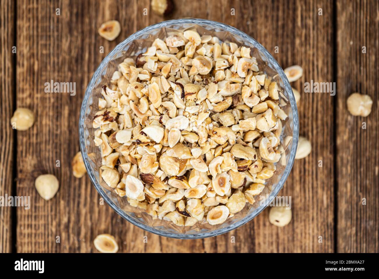 Nocciole appena tagliate come primo piano dettagliato (fuoco selettivo) Foto Stock