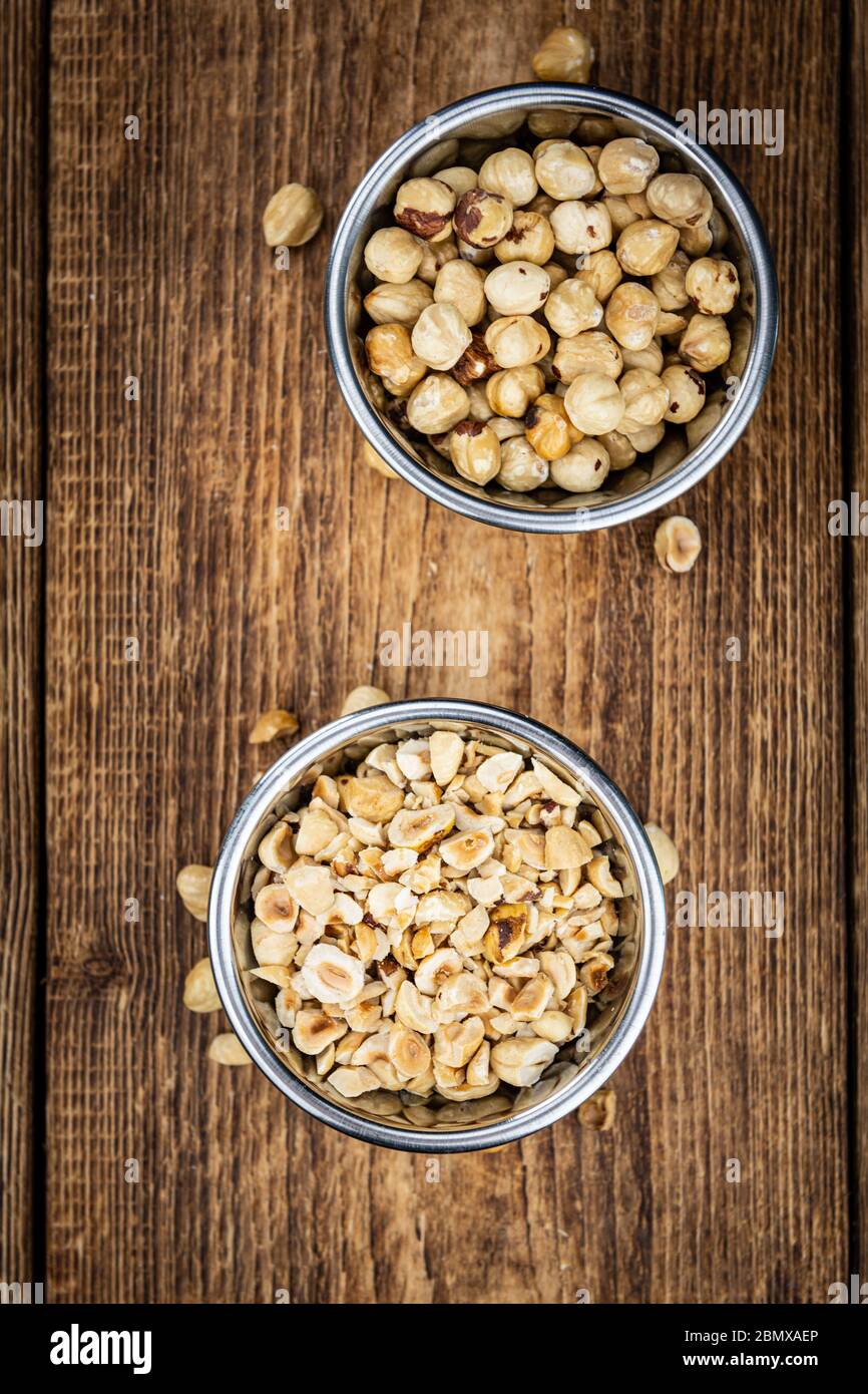 Nocciole appena tagliate come primo piano dettagliato (fuoco selettivo) Foto Stock