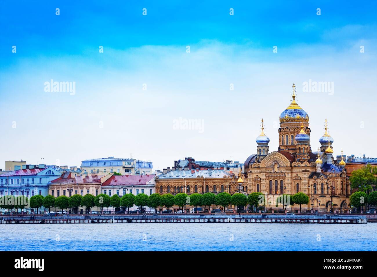 Chiesa di Dormizione o Uspeniya Presvyatoy Bogoroditsy su argine Leytenanta Shmida, San Pietroburgo, Russia Foto Stock