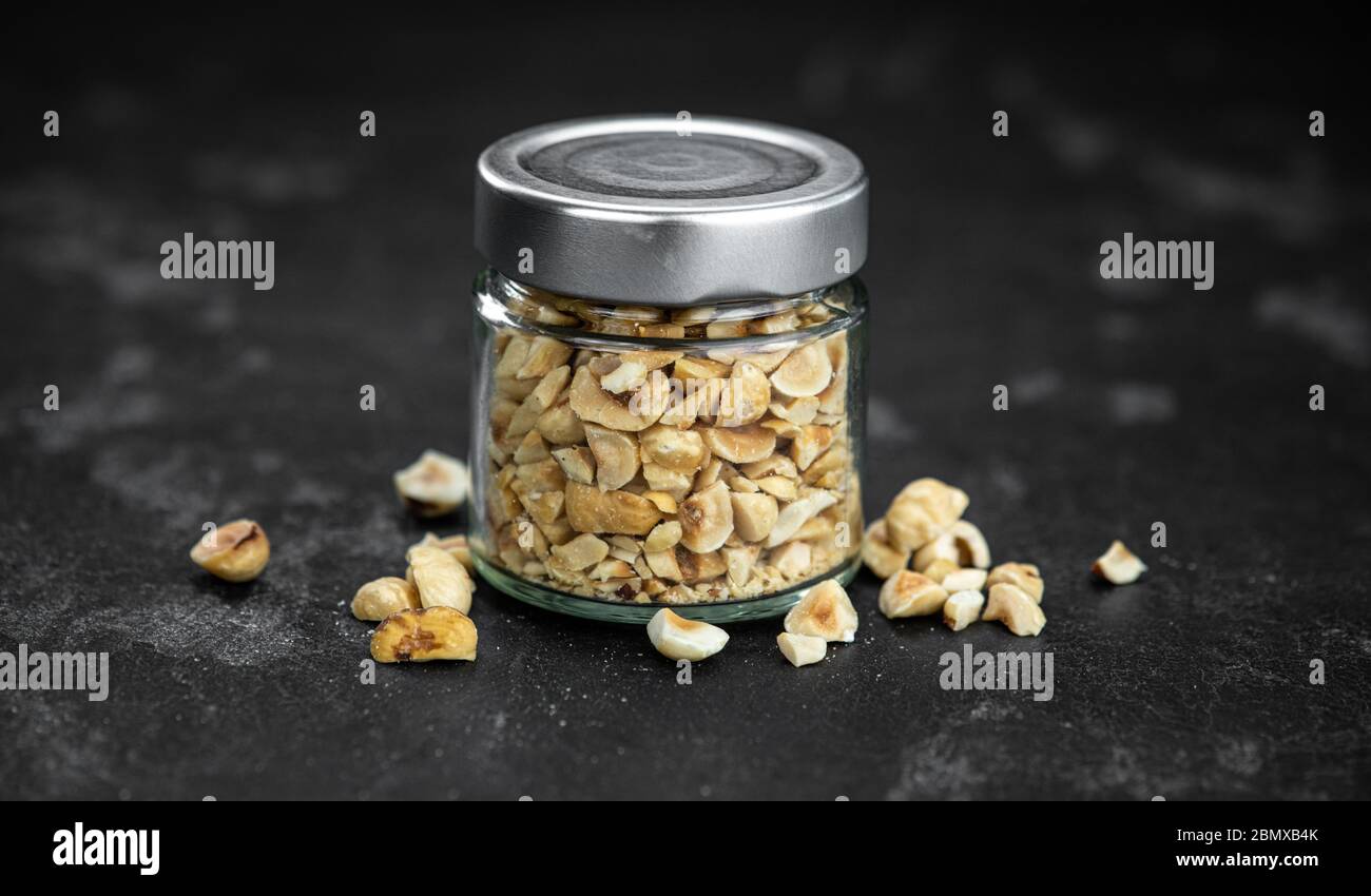 Nocciole appena tagliate come primo piano dettagliato (fuoco selettivo) Foto Stock