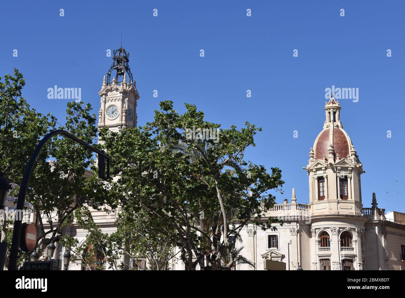 Edifici barocchi bianchi nel centro della città Foto Stock