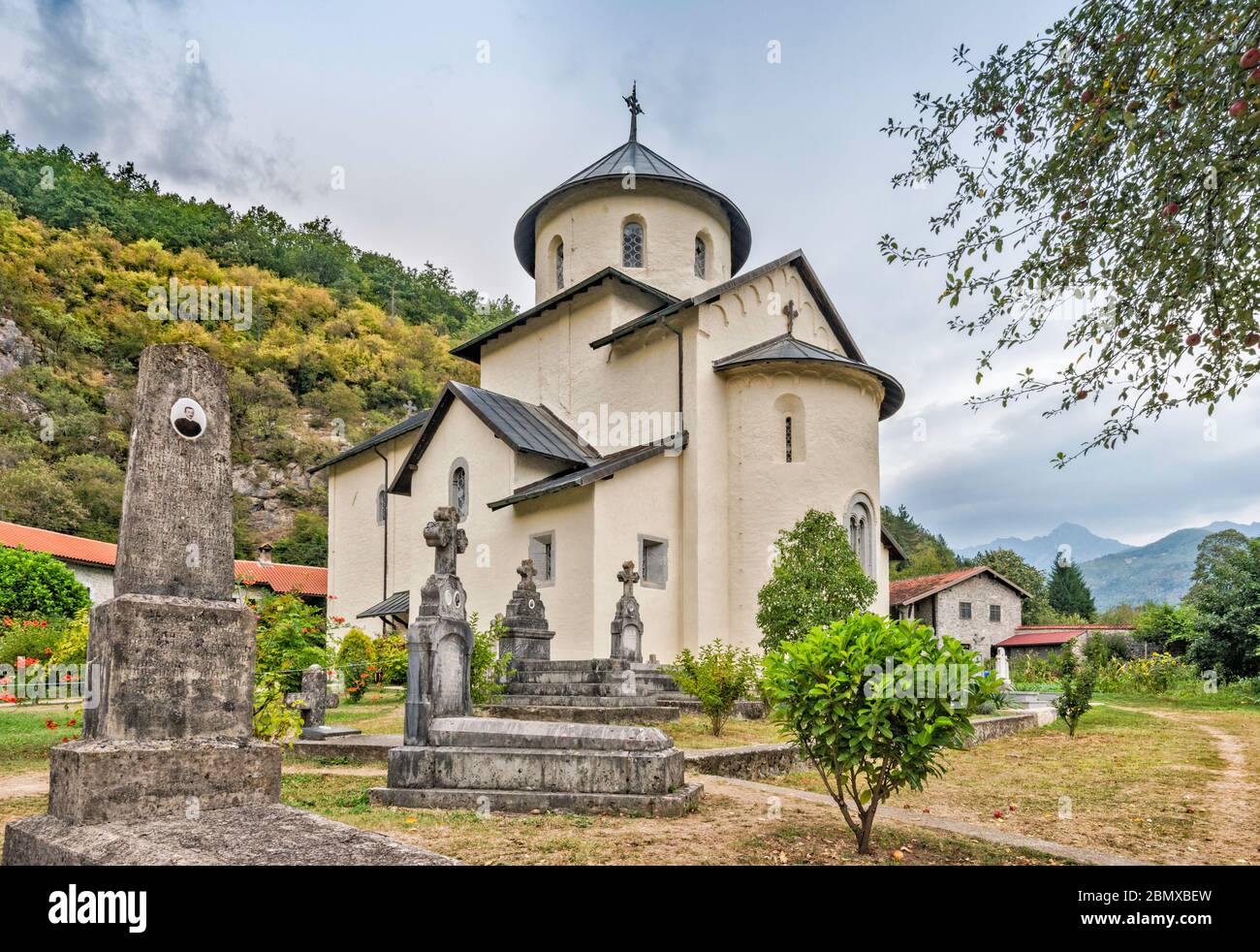 Assunzione della Chiesa di Maria, cimitero al Monastero di Moraca, serbo ortodosso, a Kolasin, Montenegro, Europa sudorientale Foto Stock