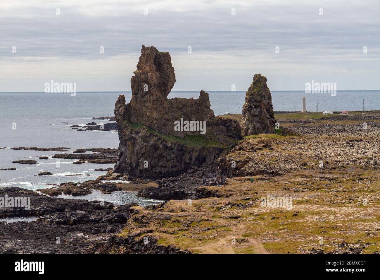 I Lóndrangar sono un paio di pinnacoli di roccia, la penisola di Snæfellsnes, Islanda settentrionale. Foto Stock