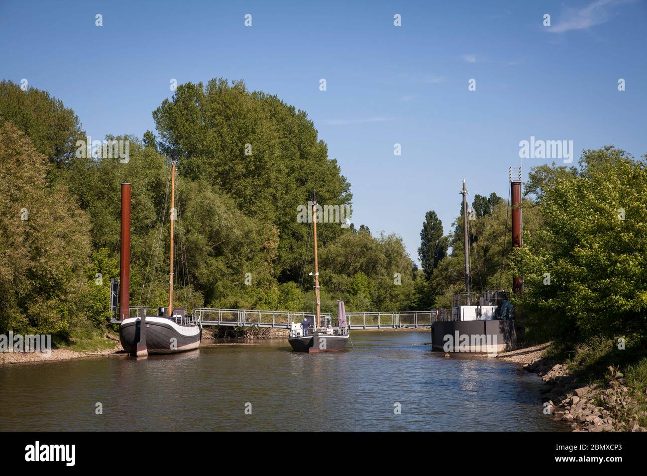 Ponte storico sulla vecchia foce del Wupper nel distretto di Rheindorf, Leverkusen, Renania Settentrionale-Vestfalia, storico tedesco Schiffbru Foto Stock