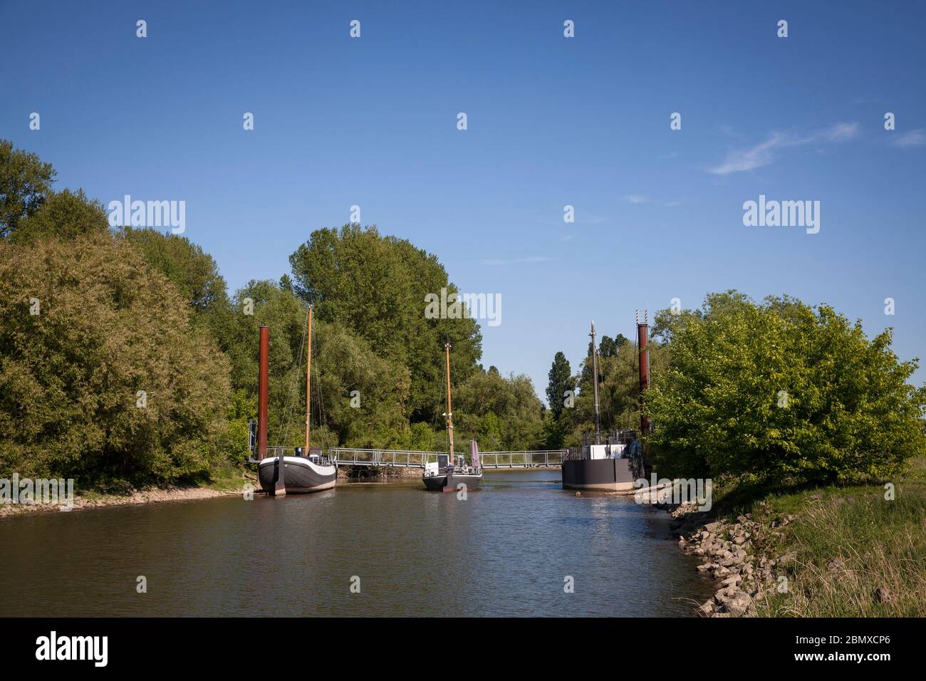 Ponte storico sulla vecchia foce del Wupper nel distretto di Rheindorf, Leverkusen, Renania Settentrionale-Vestfalia, storico tedesco Schiffbru Foto Stock