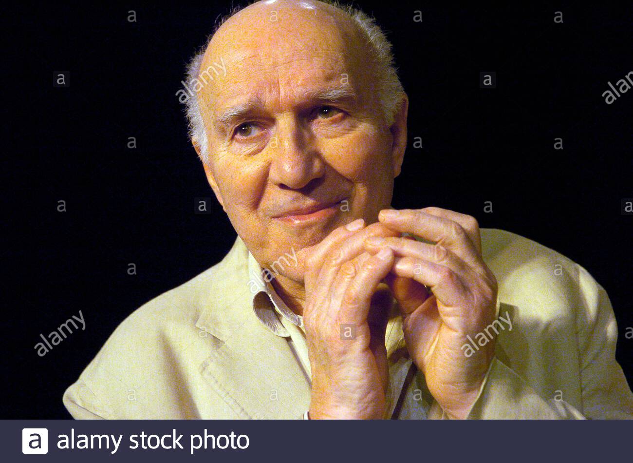 TA Main dans la Mienne di Carol Rocamora, adattato da Helene Estienne. Una produzione del Theatre des Bouffes du Nord diretta da Peter Brook. Con Michel piccoli. Apre al Barbican Pit THeatre il 26/1/05 CREDITO Geraint Lewis Foto Stock