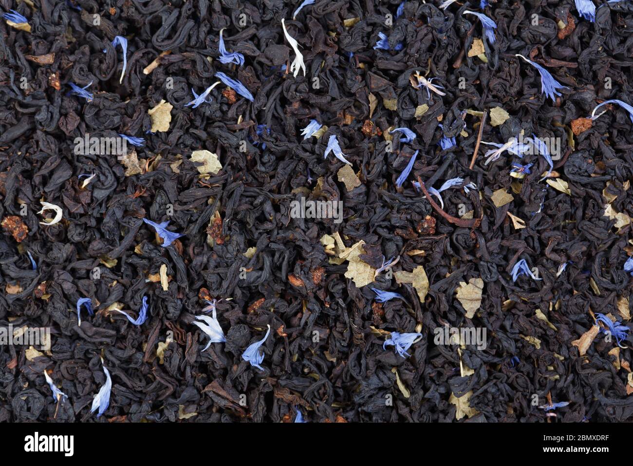 Tè con sfondo di petali di arancio e di corn flower secchi. Può essere utilizzato come sfondo. Foto Stock