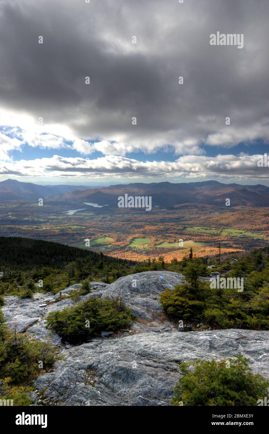 Una vista dalla cima del Monte Hunger, che mostra nuvole, sole e nuvole ombre su mutevoli fogliame autunnale in Vermont, Stati Uniti Foto Stock