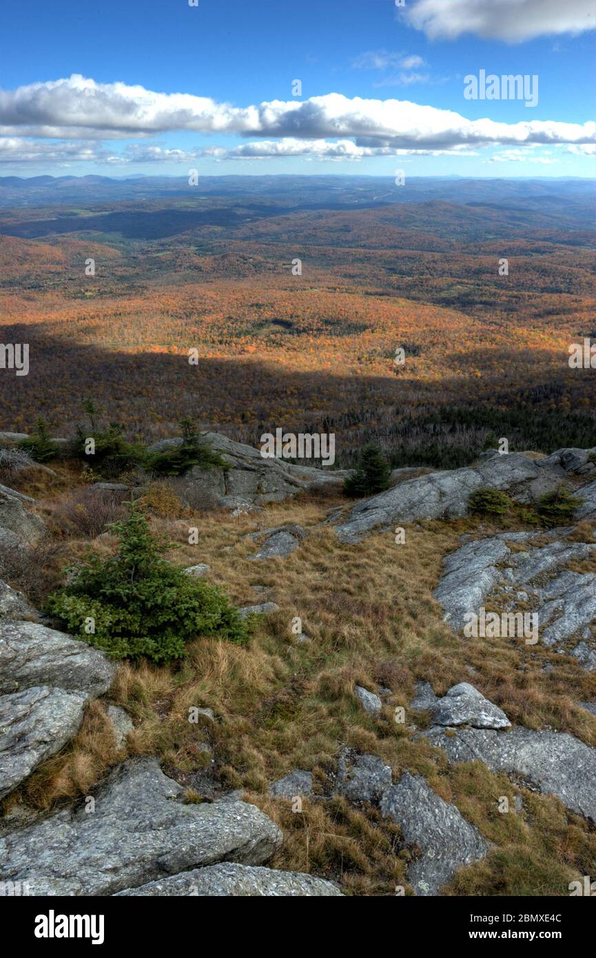 Una vista dalla cima del Monte Hunger, che mostra nuvole, sole e nuvole ombre su mutevoli fogliame autunnale in Vermont, Stati Uniti Foto Stock
