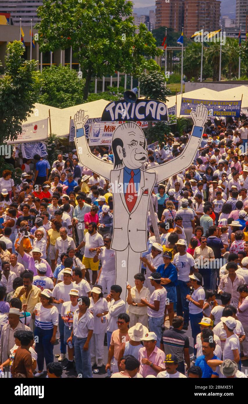 CARACAS, VENEZUELA, SETTEMBRE 1988 - grande poster del candidato presidenziale Carlos Andres Perez al rally campagna all'aperto. Foto Stock