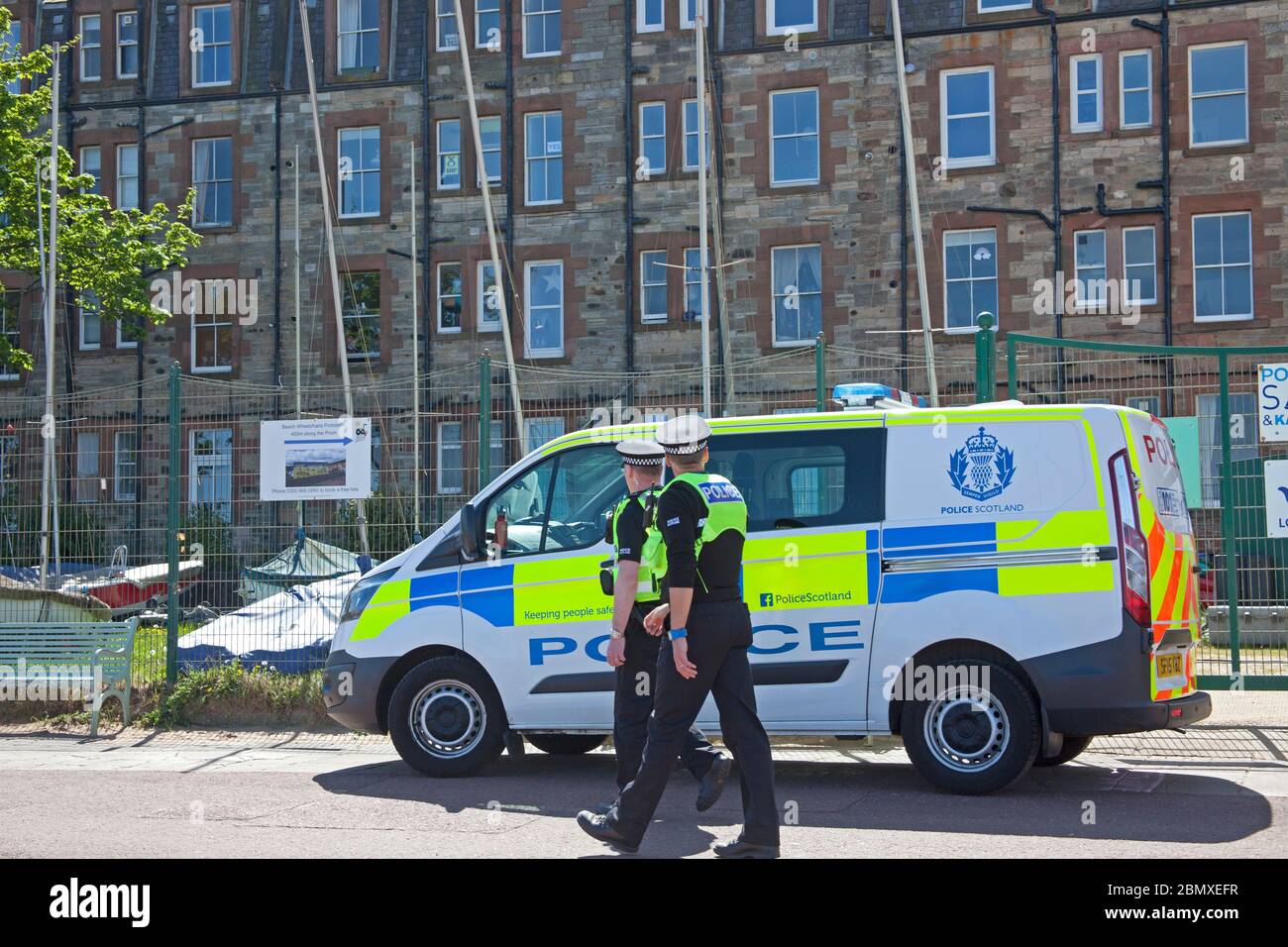 Portobello Beach, Edimburgo, Scozia, Regno Unito.11 Maggio 2020. Polizia pattuglia da quattro ufficiali amichevoli tre maschi e una femmina sul mare abbastanza tranquillo, Avendo chiacchierato con le poche persone che erano seduti sulla spiaggia sabbiosa o sul muro della passeggiata consigliando che potrebbero contrarre il Coronavirus da superfici che toccano mentre sono al mare e consigliando loro di muoversi lungo e prendere il loro excercise permesso mentre fuori e circa. Credit: Arch White/Alamy Live News Foto Stock