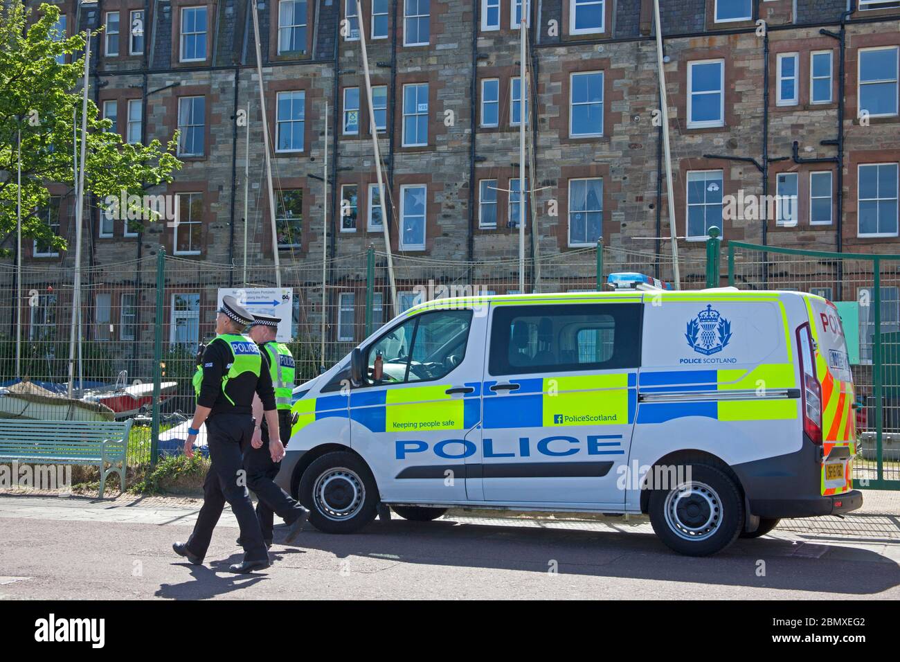 Portobello Beach, Edimburgo, Scozia, Regno Unito.11 Maggio 2020. Polizia pattuglia da quattro ufficiali amichevoli tre maschi e una femmina sul mare abbastanza tranquillo, Avendo chiacchierato con le poche persone che erano seduti sulla spiaggia sabbiosa o sul muro della passeggiata consigliando che potrebbero contrarre il Coronavirus da superfici che toccano mentre sono al mare e consigliando loro di muoversi lungo e prendere il loro excercise permesso mentre fuori e circa. Credit: Arch White/Alamy Live News Foto Stock