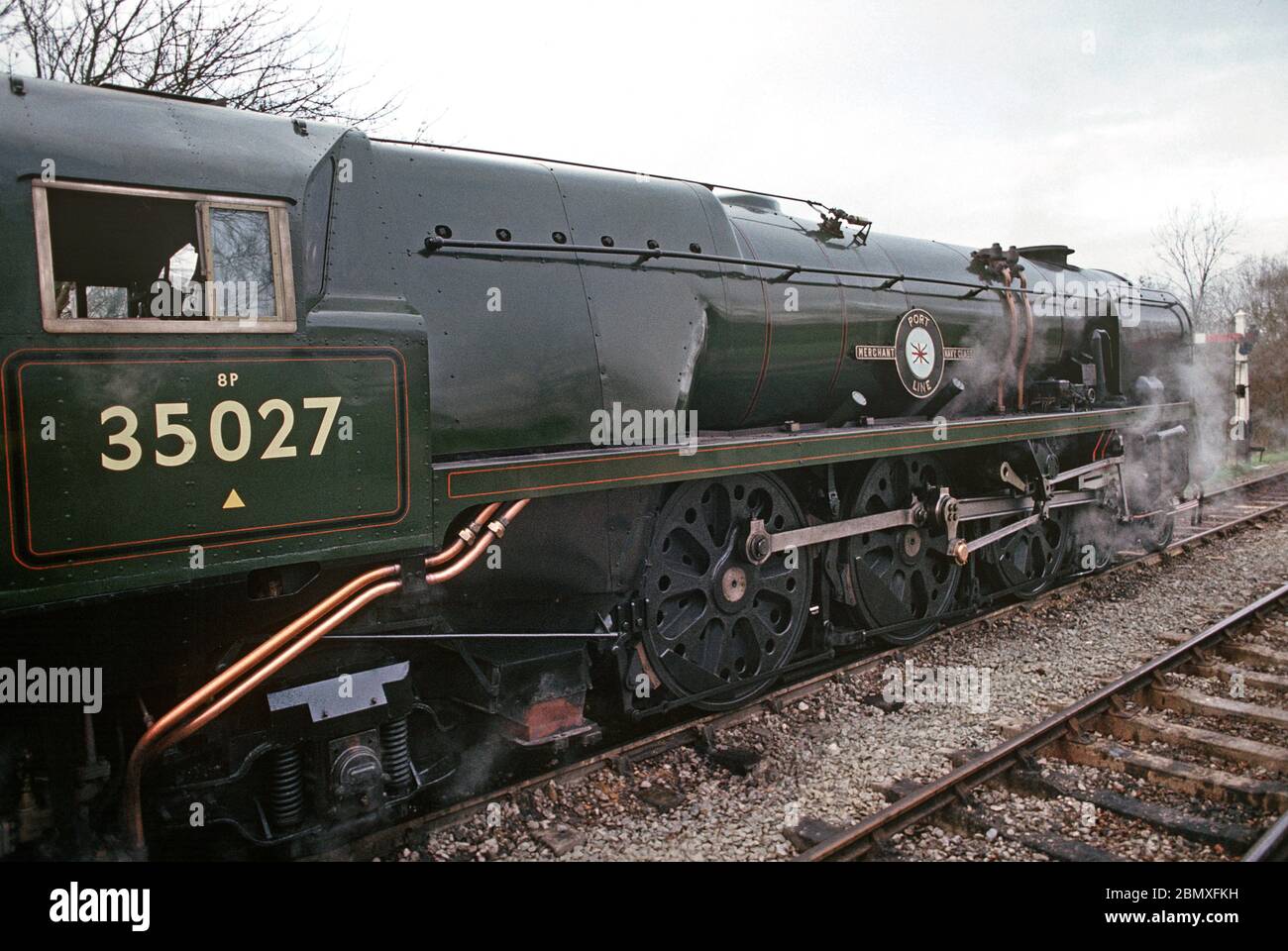 Locomotiva a vapore Merchant Navy Class sulla Bluebell Heritage Railway, West Sussex, Inghilterra Foto Stock