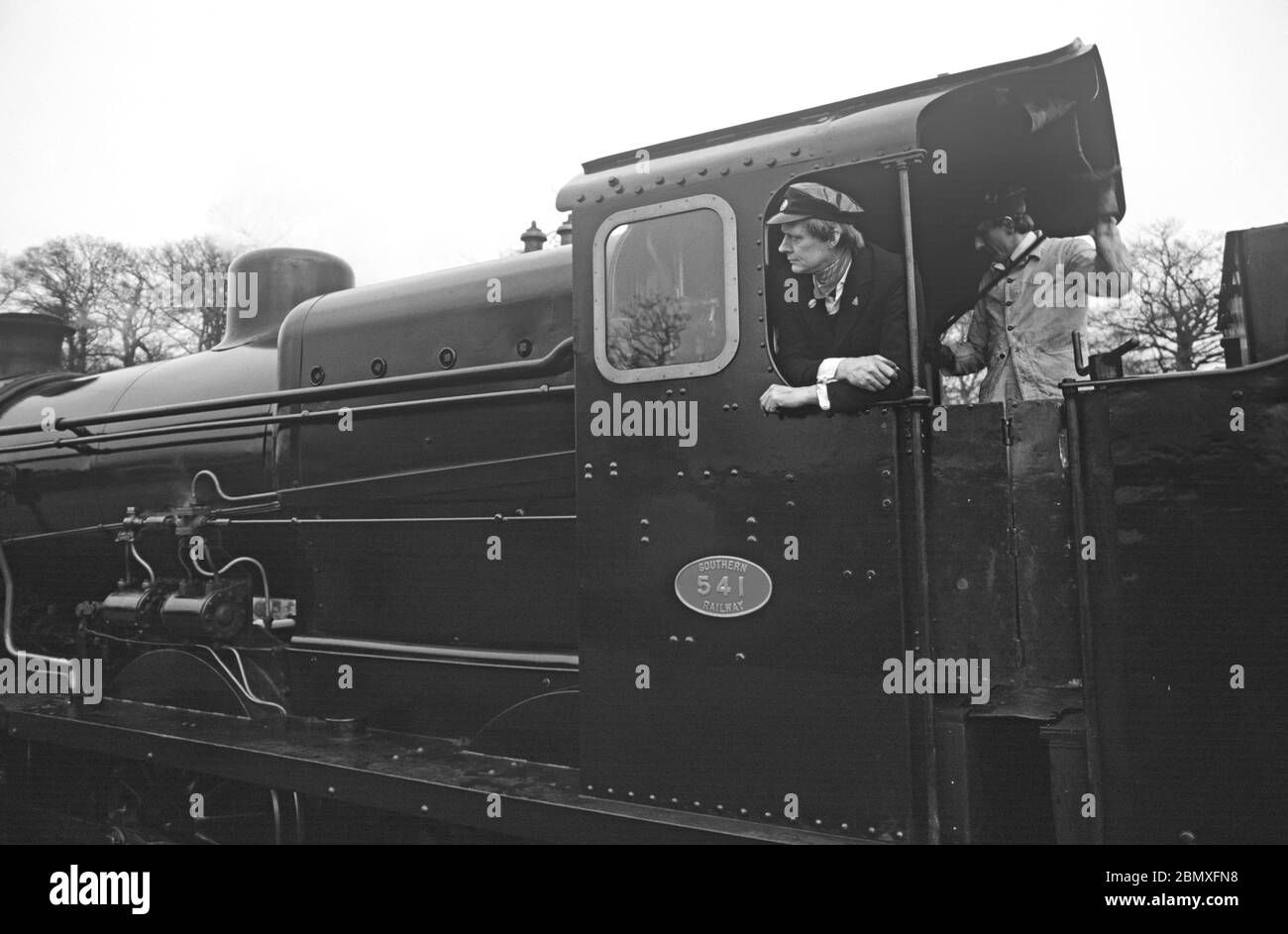 Pilota di locomotiva a vapore sulla Bluebell Heritage Railway, West Sussex. Inghilterra Foto Stock