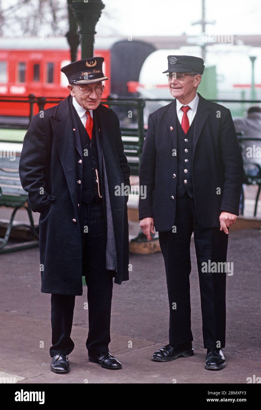 Master e personale alla stazione di Horstead Keynes sulla Bluebell Heritage Railway, West Sussex, Inghilterra Foto Stock