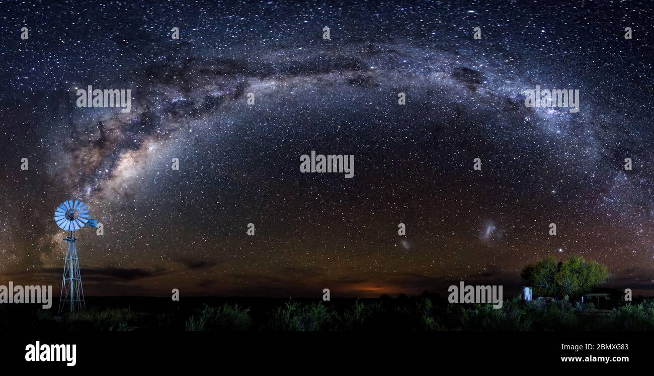 Nightscaoe con milkyway e mulino a vento di notte Foto Stock