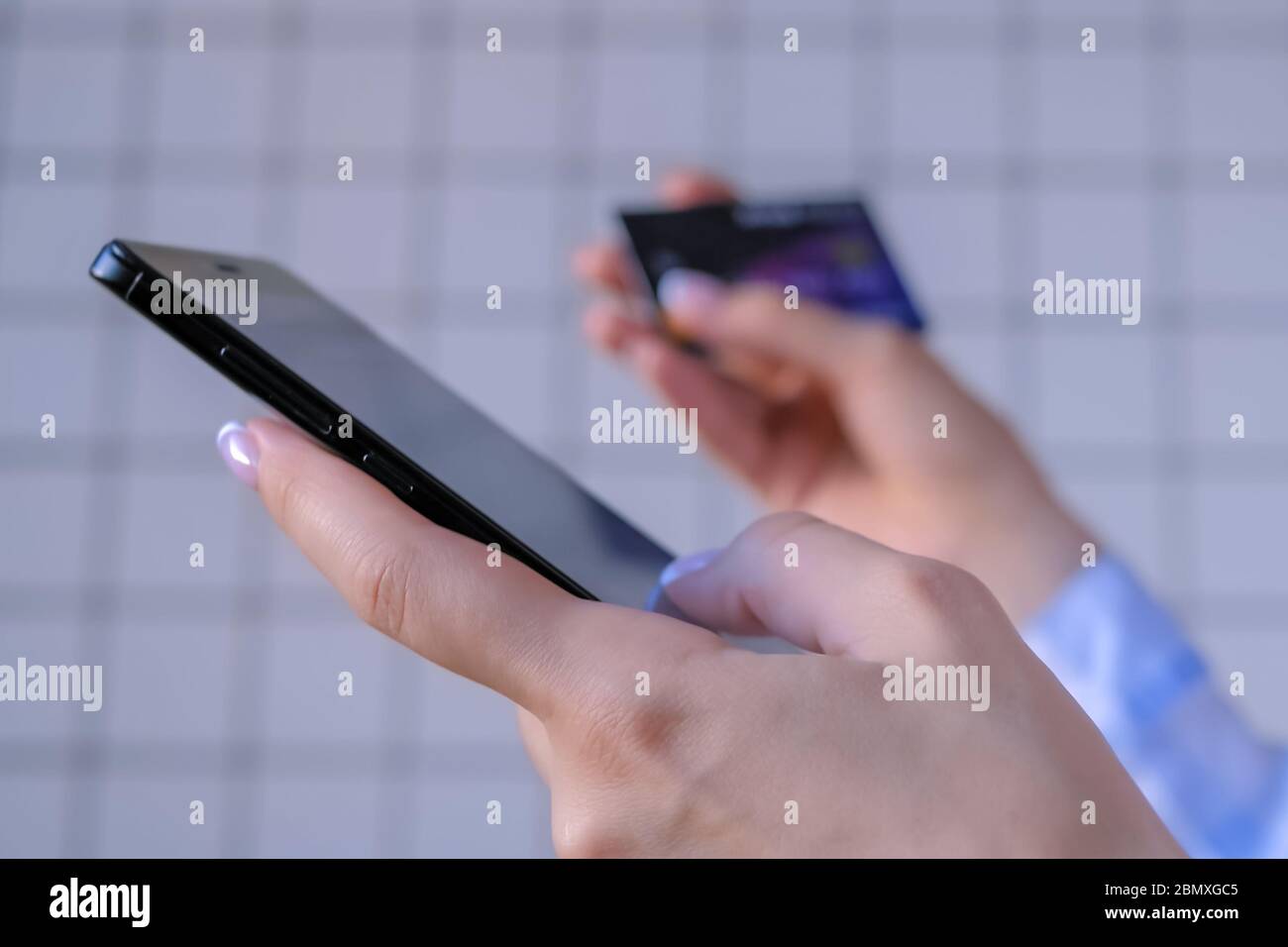 Shopping online, e-commerce, vendita, consumismo, pagamento elettronico, concetto di tecnologia. Donna che utilizza un dispositivo mobile nero con smartphone, che detiene credito Foto Stock