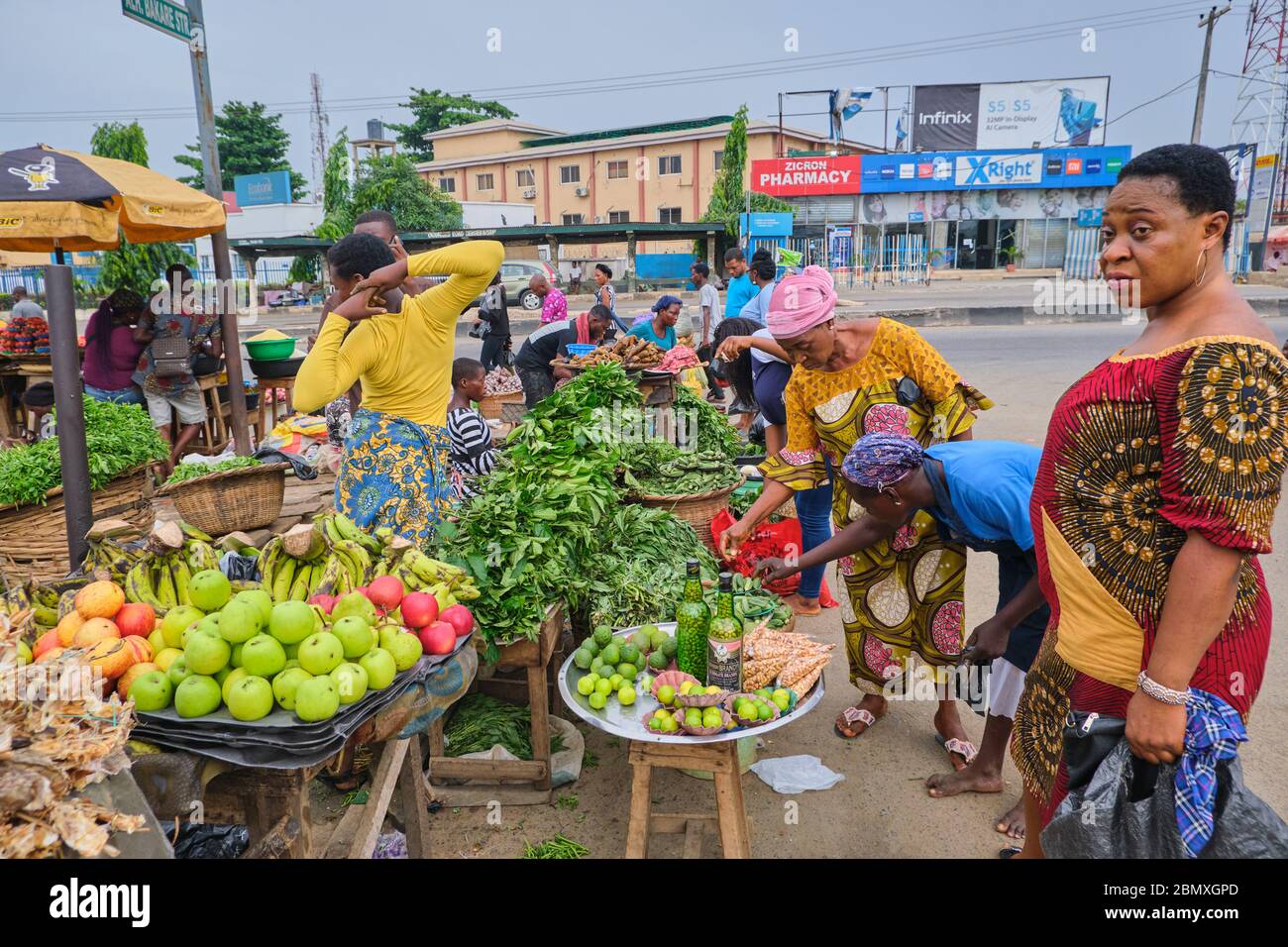 La gente che acquista in un mercato all'aperto a Lagos, Nigeria. Foto Stock