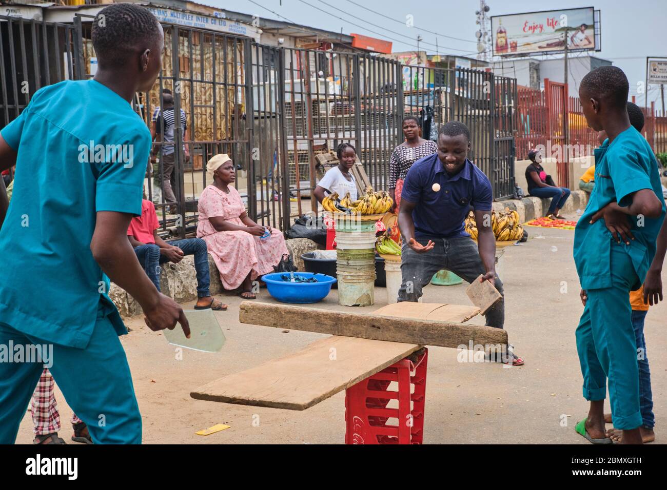 I ragazzi giocano a un ping pong su un tavolo improvvisato a Lagos, Nigeria. Foto Stock