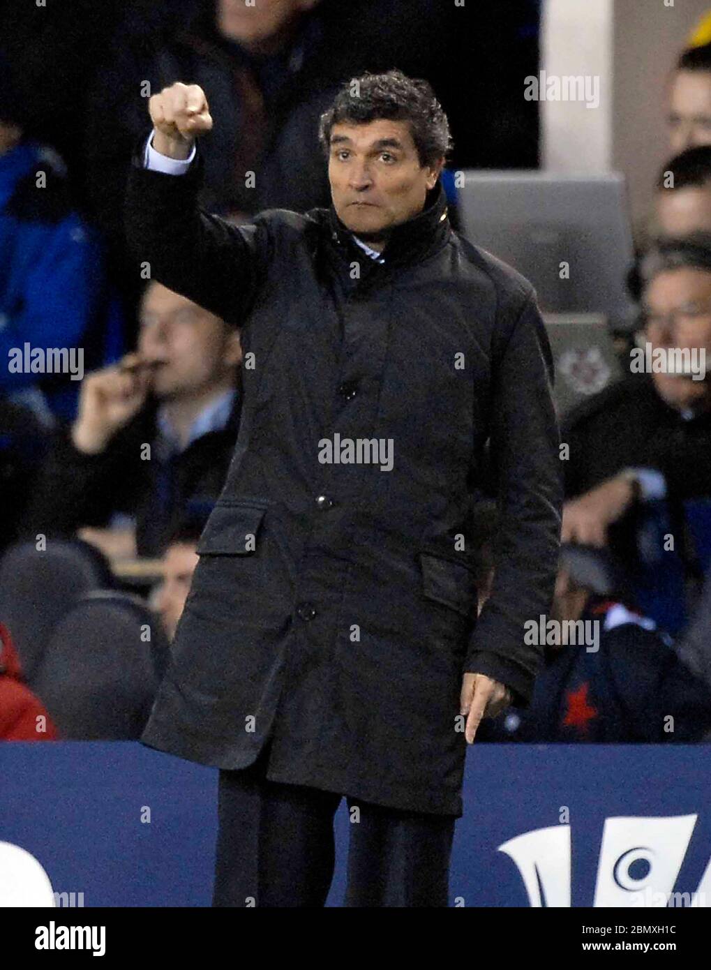 LONDRA, REGNO UNITO. FEBBRAIO 21: Juande Ramos (responsabile Spurs) punta durante la Coppa UEFA lo scorso 32 tra Tottenham Hotspur e Slavia Prague a White Hart Lane, Foto Stock