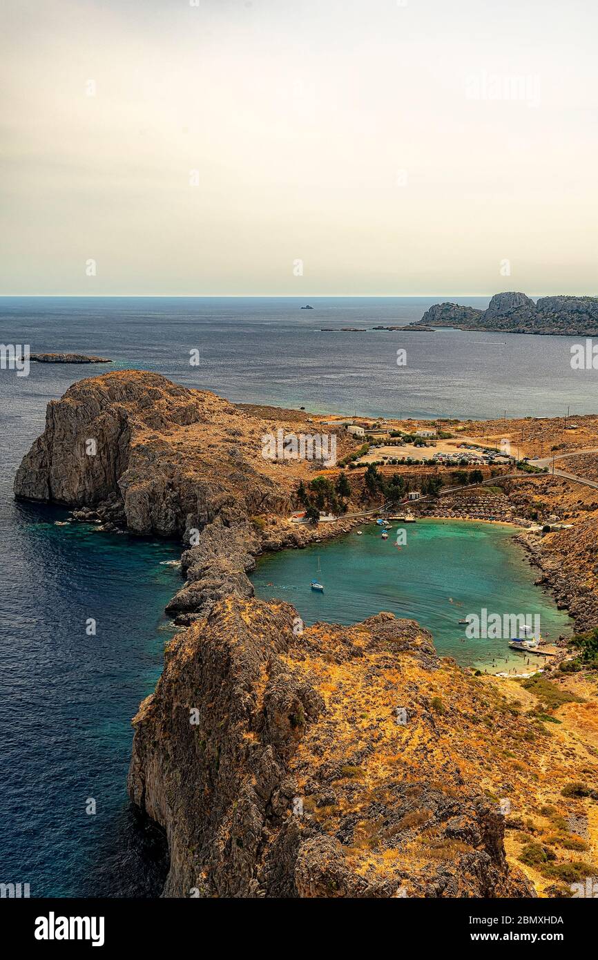La piccola laguna della baia di San Paolo a Lindos, sull'isola greca di Rodi. Foto Stock