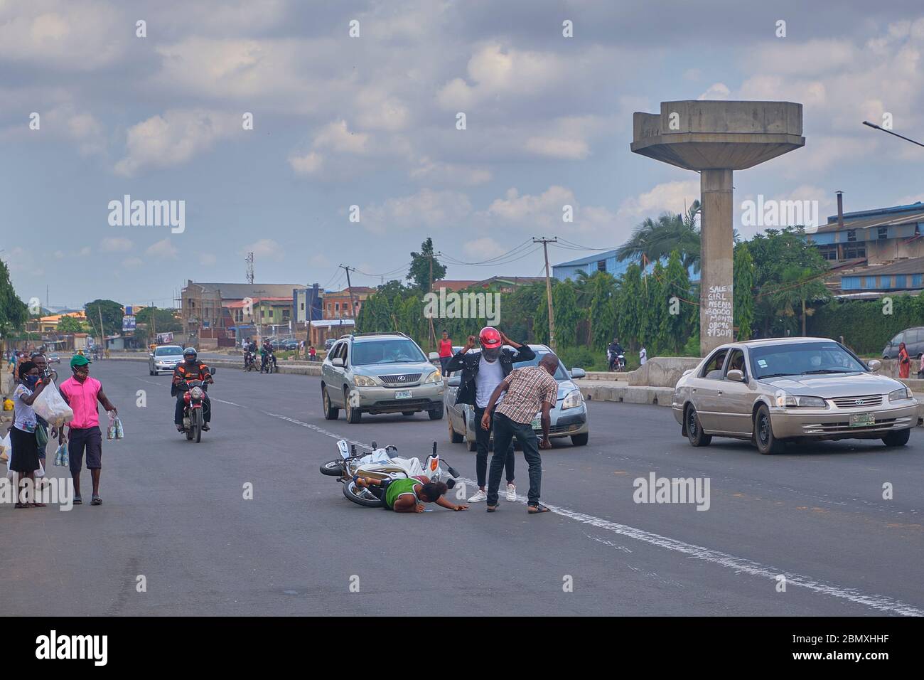 Scena di un incidente motociclistico su una strada a Lagos, Nigeria. Foto Stock