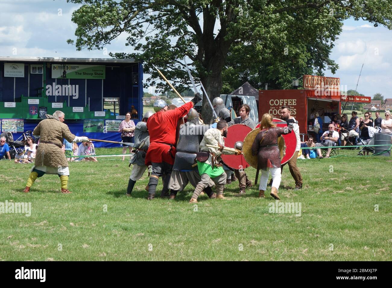 Un gruppo esegue una rievocazione di battaglia al Farmer Copley's Farmers Festival di Pontefract, West Yorkshire, 2019 Foto Stock