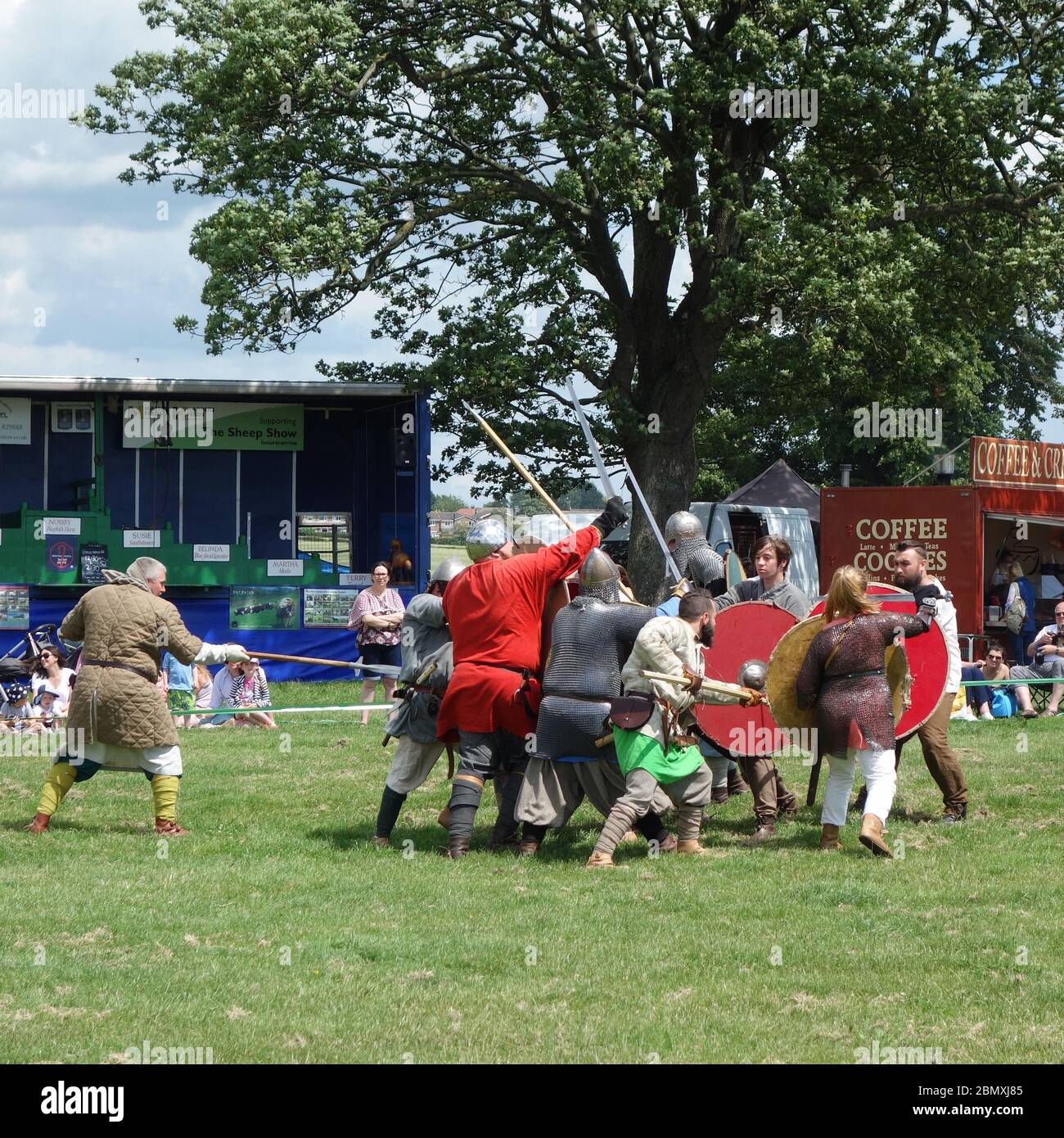 Un gruppo esegue una rievocazione di battaglia al Farmer Copley's Farmers Festival di Pontefract, West Yorkshire, 2019 Foto Stock