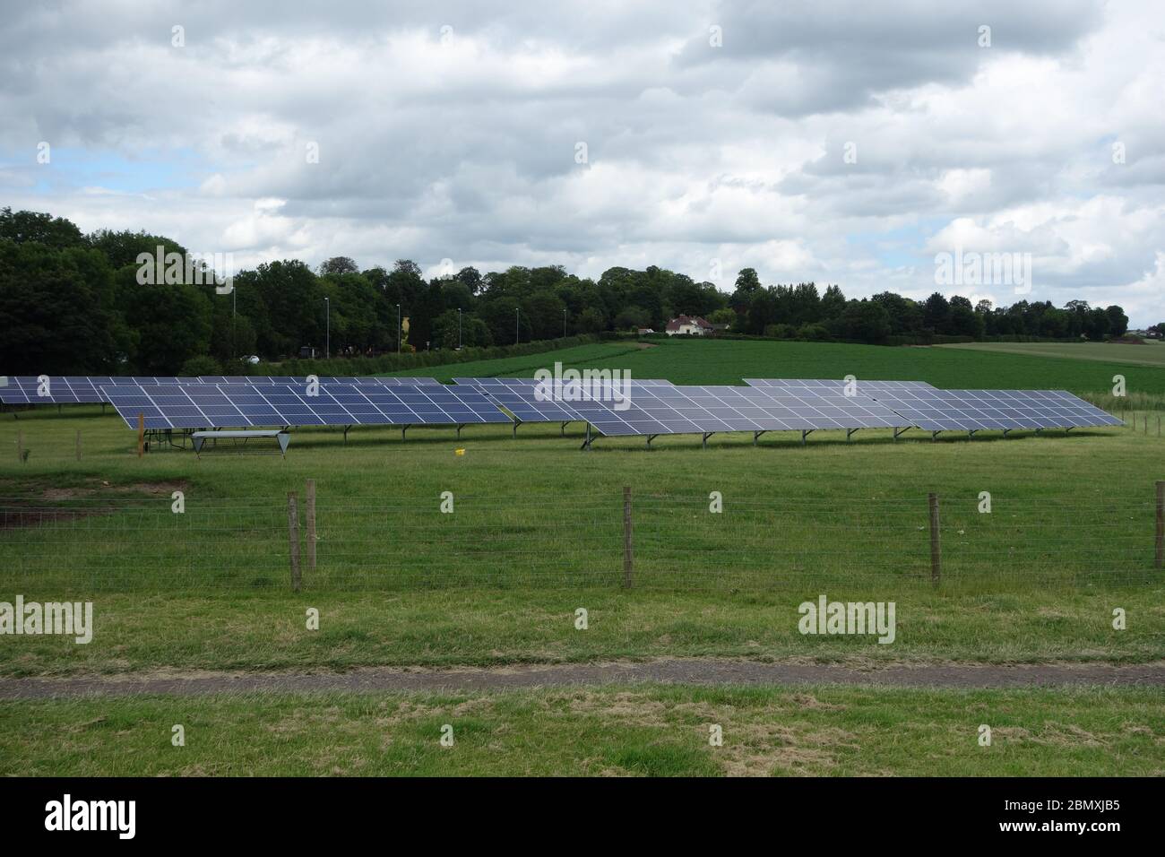 Una piccola fattoria solare in scala vicino a Pontefract nello Yorkshire occidentale, Regno Unito. Foto Stock