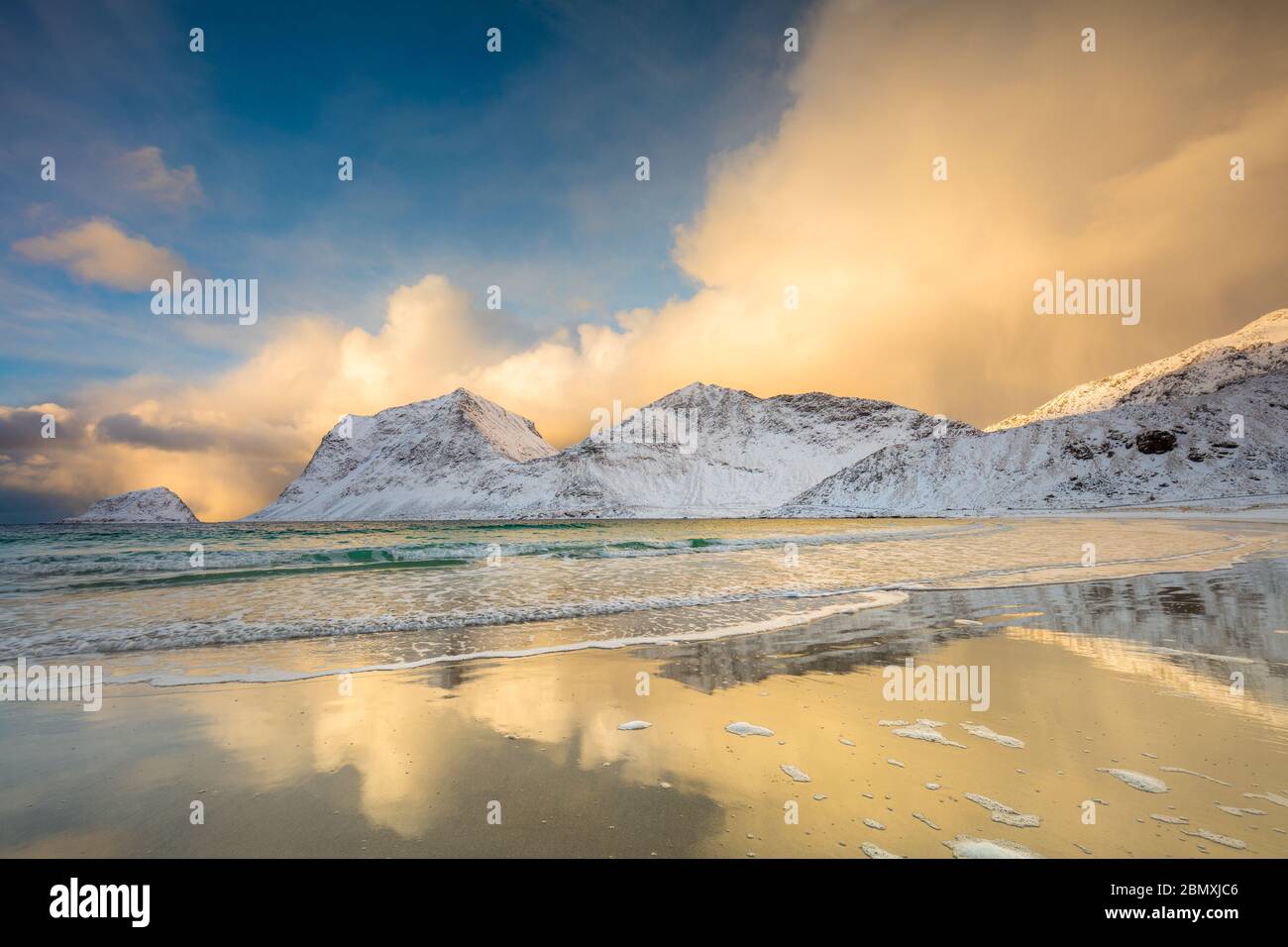 Incredibile mattina d'inverno al mare del nord e le montagne. Bei riflessi in acqua. Regione scandinava, Norvegia, isole Lofoten Foto Stock
