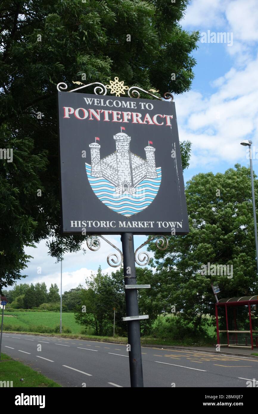 Il cartello Welcome to Pontefract (Benvenuti a Pontefract) accoglie i visitatori che arrivano a Pontefract via Wakefield Road. Foto Stock