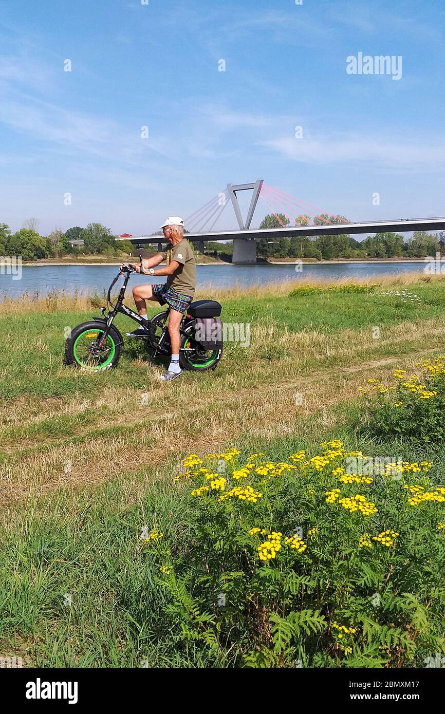 Esplorare la casa in bicicletta elettrica lungo il fiume Rhein in Germania Foto Stock