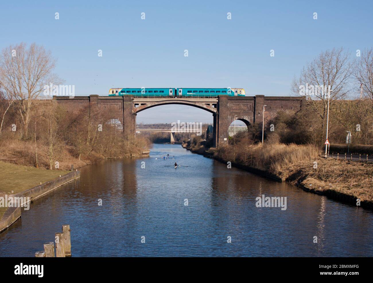 Arriva Trains Galles Alstom classe 175 Coradia treno che attraversa il viadotto di navigazione tessitore a Frodsham sulla linea nord Cheshire Foto Stock