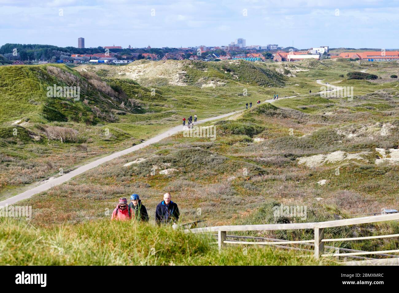 Die weisse Duene von Norderney ist auch in der Nebensaison ein beliebter Aussichtspunkt. Blick a Richtung Stadt. Foto Stock